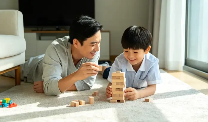 配图2:丈夫和孩子一起在客厅玩耍