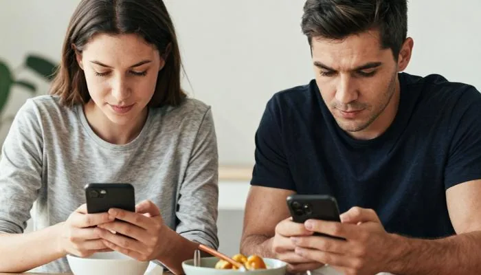 配图1:夫妻各自低头看手机,饭桌上只剩碗筷