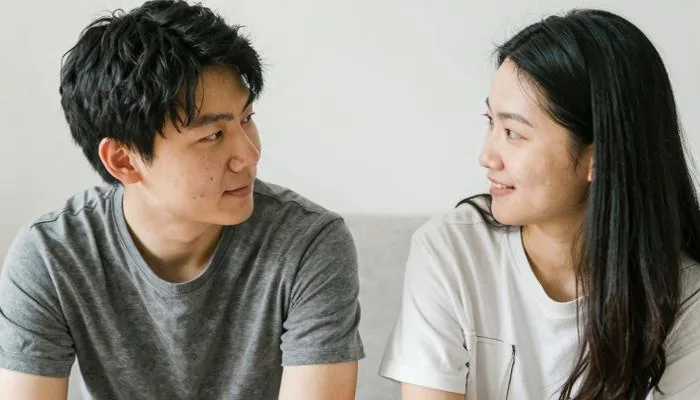 配图3:夫妻并排坐着,重新开始聊天