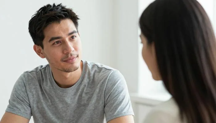 配图2:丈夫认真地看着妻子,听她把话说完