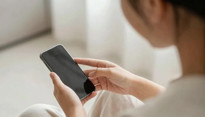 配图1:一方低头翻着另一方的手机