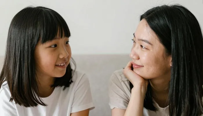 配图3:两个人各自做着自己的事,偶尔相视一笑